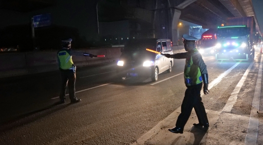 Polisi Cegat Pemudik di Tol Jakarta-Cikampek