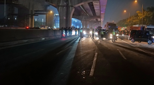 Polisi Cegat Pemudik di Tol Jakarta-Cikampek