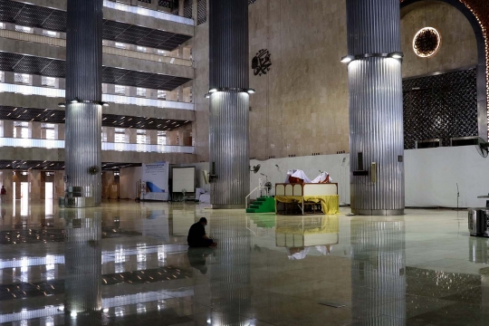 Suasana Hari Pertama Ramadan 1441 H di Masjid Istiqlal Saat Pandemi Covid-19