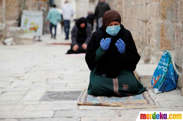 Umat muslim berdoa di sebuah gang saat menjalani ibadah salat Jumat pertama di bulan suci Ramadan di Kota Tua Yerusalem (24/4/2020).