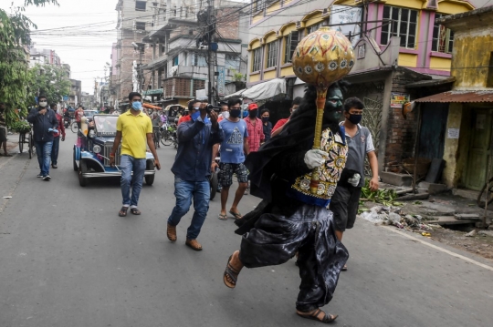 Aksi Dewa Kematian Berkeliaran Saat Lockdown India