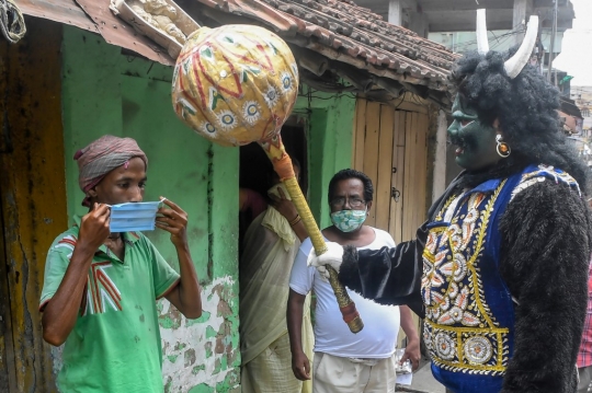 Aksi Dewa Kematian Berkeliaran Saat Lockdown India