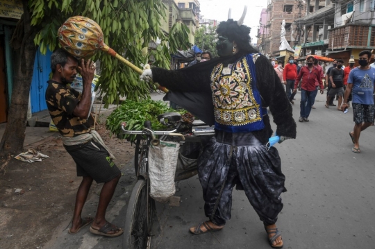 Aksi Dewa Kematian Berkeliaran Saat Lockdown India