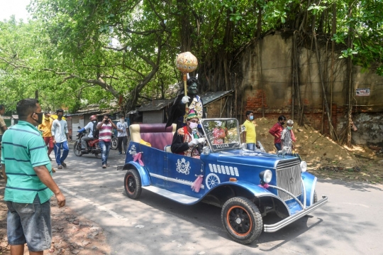 Aksi Dewa Kematian Berkeliaran Saat Lockdown India