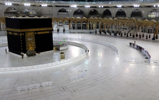 Beginilah Sepinya Salat Tarawih di Masjidil Haram