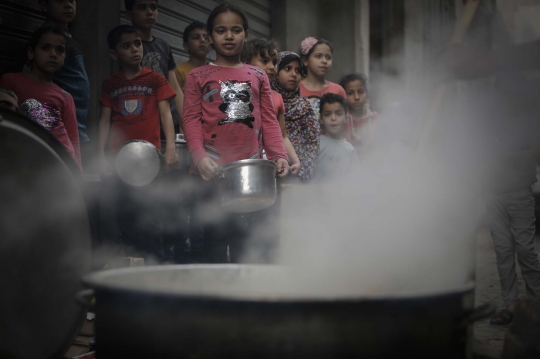 Potret Anak-Anak Miskin Palestina Antre Hidangan Berbuka Puasa