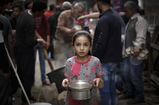 Potret Anak-Anak Miskin Palestina Antre Hidangan Berbuka Puasa