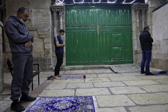 Masih Tutup Akibat Pandemi, Jemaah Tarawih di Luar Masjid Al-Aqsa