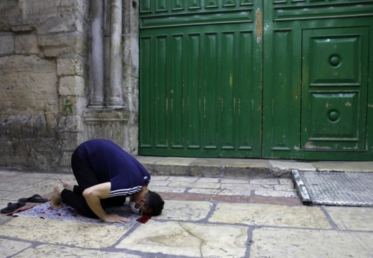 Masih Tutup Akibat Pandemi, Jemaah Tarawih di Luar Masjid Al-Aqsa