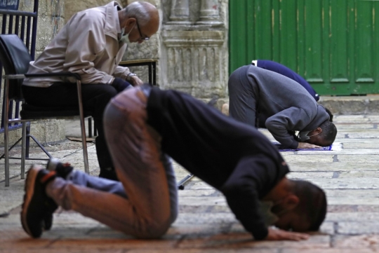 Masih Tutup Akibat Pandemi, Jemaah Tarawih di Luar Masjid Al-Aqsa