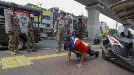 Petugas Hukum Warga Tak Pakai Masker Saat PSBB