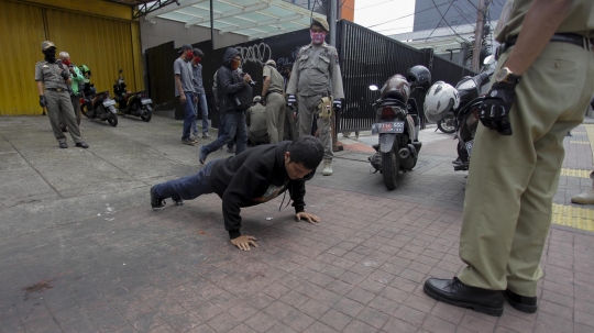 Petugas Hukum Warga Tak Pakai Masker Saat PSBB