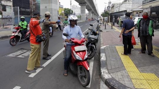 Petugas Hukum Warga Tak Pakai Masker Saat PSBB