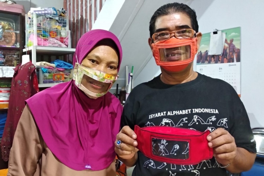 Keren, Pasangan di Makassar Buat Masker Khusus Penyandang Bisu dan Tuli