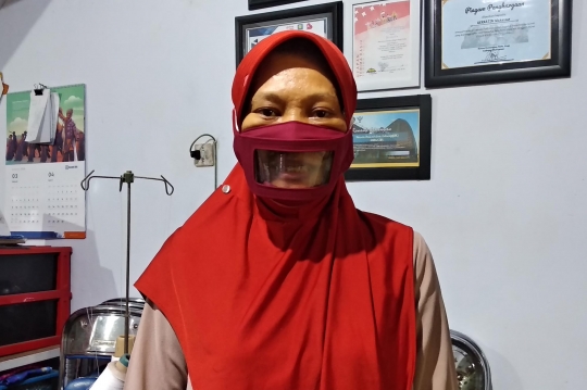 Keren, Pasangan di Makassar Buat Masker Khusus Penyandang Bisu dan Tuli