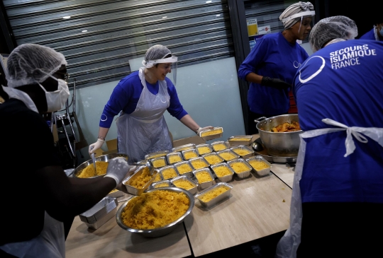 Relawan Muslim Prancis Bagikan Makanan Buka Puasa di Tengah Lockdown