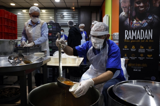 Relawan Muslim Prancis Bagikan Makanan Buka Puasa di Tengah Lockdown