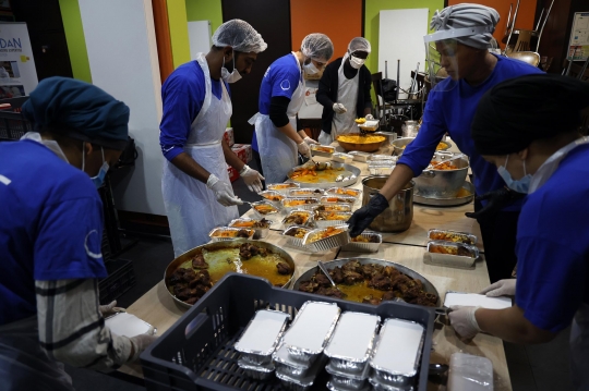 Relawan Muslim Prancis Bagikan Makanan Buka Puasa di Tengah Lockdown