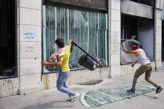 Ekonomi Memburuk, Bank Jadi Sasaran Amuk Pengunjuk Rasa Lebanon
