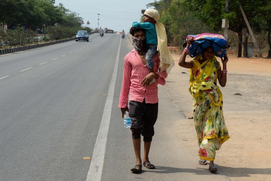 Potret Warga India Mudik Jalan Kaki di Tengah Lockdown