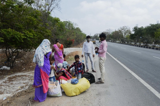 Potret Warga India Mudik Jalan Kaki di Tengah Lockdown