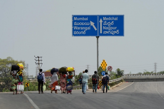 Potret Warga India Mudik Jalan Kaki di Tengah Lockdown