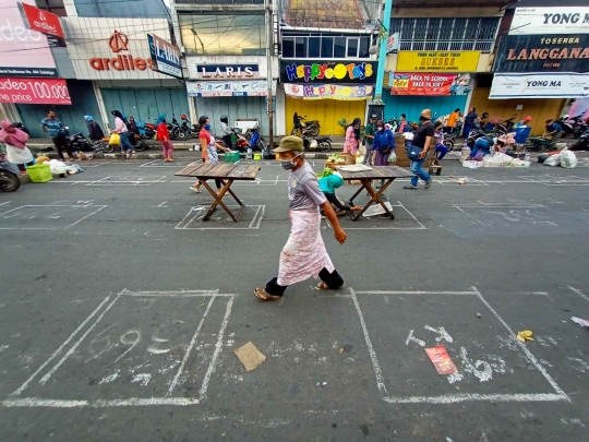 Melihat Pasar Tradisional di Salatiga yang Terapkan Social Distancing