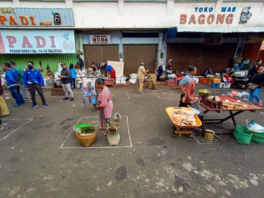 Melihat Pasar Tradisional di Salatiga yang Terapkan Social Distancing