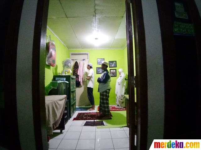 Warga melaksanakan salat tarawih berjemaah di rumahnya di kawasan Tangerang, Rabu (29/4). Pemerintah melalui Kementerian Agama mengimbau masyarakat agar melaksanakan salat tarawih di rumah bersama keluarga untuk memutus rantai penyebaran Covid-19.