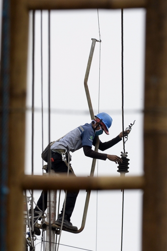 Petugas Bongkar Kabel Listrik Tak Terpakai di Tangerang