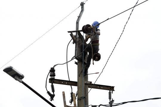 Petugas Bongkar Kabel Listrik Tak Terpakai di Tangerang
