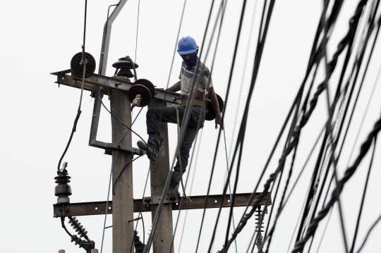 Petugas Bongkar Kabel Listrik Tak Terpakai di Tangerang