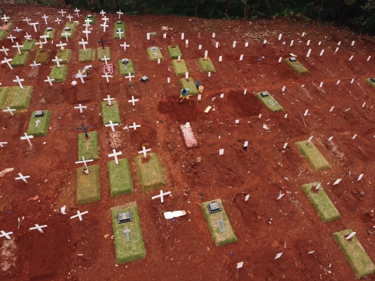 Memantau Perawatan Makam Korban Covid-19