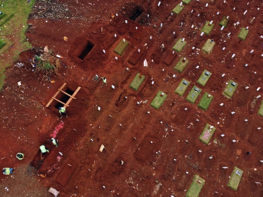 Memantau Perawatan Makam Korban Covid-19