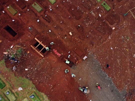 Memantau Perawatan Makam Korban Covid-19