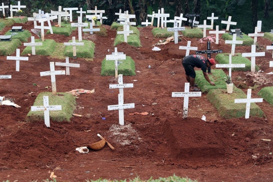 Memantau Perawatan Makam Korban Covid-19