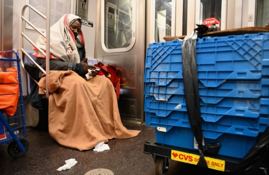 Potret Tunawisma Tinggal di Kereta Bawah Tanah New York