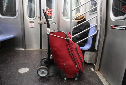 Potret Tunawisma Tinggal di Kereta Bawah Tanah New York