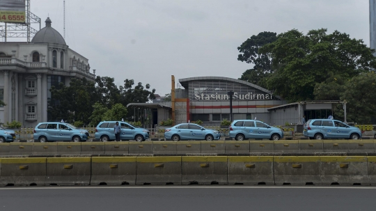 PSBB, Taksi Sepi Penumpang