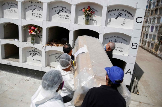 Penguburan Jenazah Pasien Covid-19 di Peru di Pemakaman Bertingkat