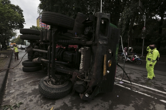 Truk Kontainer Terguling di Jalan S Parman