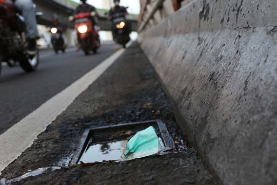 Masker Bekas Pakai Tercecer di Pinggir Jalan