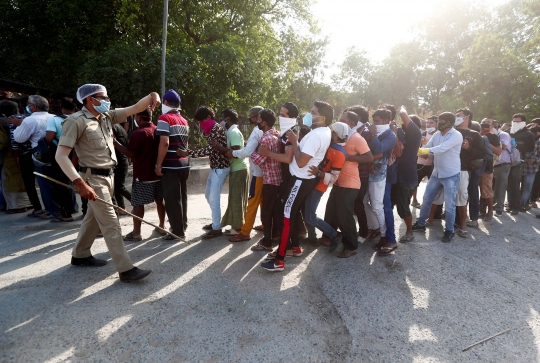Lockdown Dilonggarkan, Antrean Pembeli Miras di India Membeludak