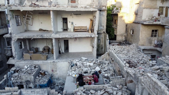 Nestapa Warga Suriah Berbuka Puasa di Atas Reruntuhan Rumahnya