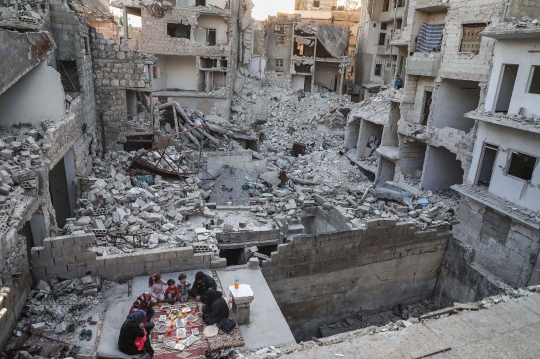 Nestapa Warga Suriah Berbuka Puasa di Atas Reruntuhan Rumahnya
