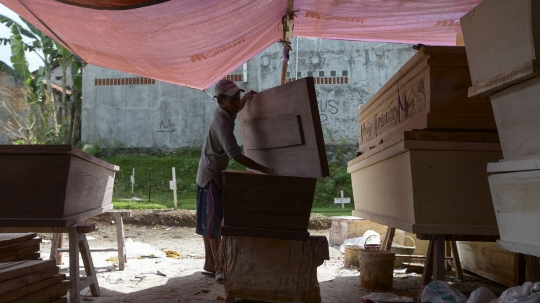 Pembuatan Peti Mati Alami Kenaikan Selama Pandemi Covid-19