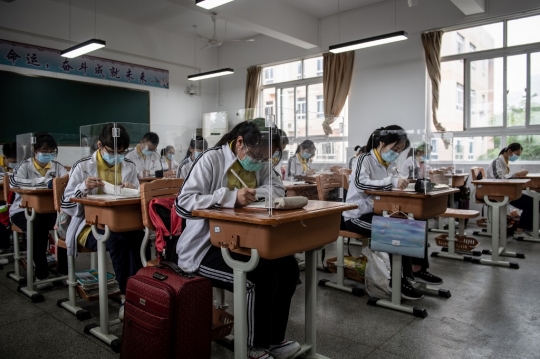 Corona Mereda, Siswa Wuhan Kembali Bersekolah