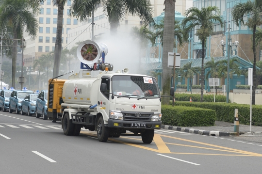 Penyemprotan Disinfektan di Jalanan Jakarta