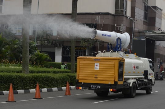 Penyemprotan Disinfektan di Jalanan Jakarta