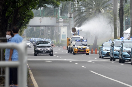 Penyemprotan Disinfektan di Jalanan Jakarta